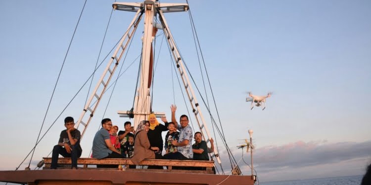 Menjajal Pinisi ke Pulau Samalona