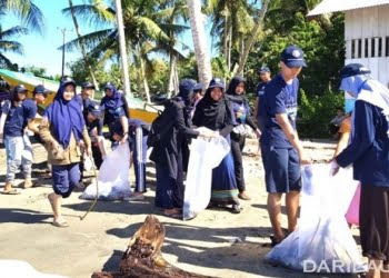 Mahasiswa UGM Bersih Pantai di Bacan