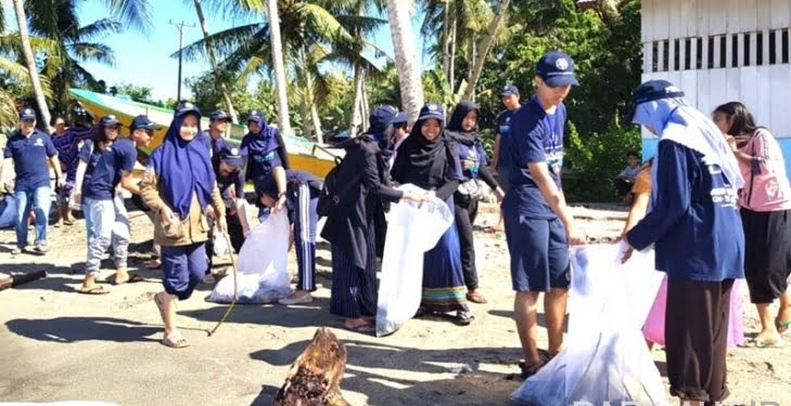 Mahasiswa UGM Bersih Pantai di Bacan