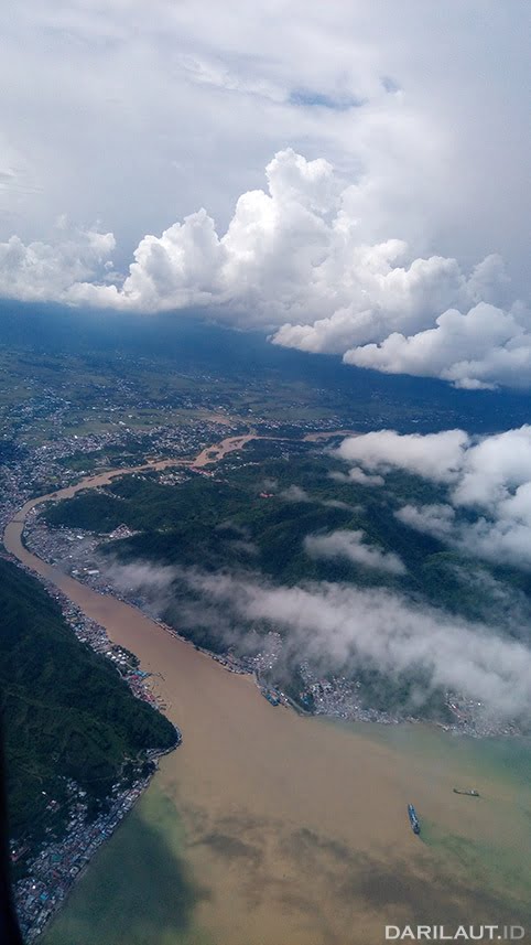 Luapan air yang bermuatan lumpur saat hujan di Daerah Aliran Sungai Bone hingga muara Pelabuhan Gorontalo, dan menyebar ke Teluk Tomini. FOTO: DARILAUT.ID