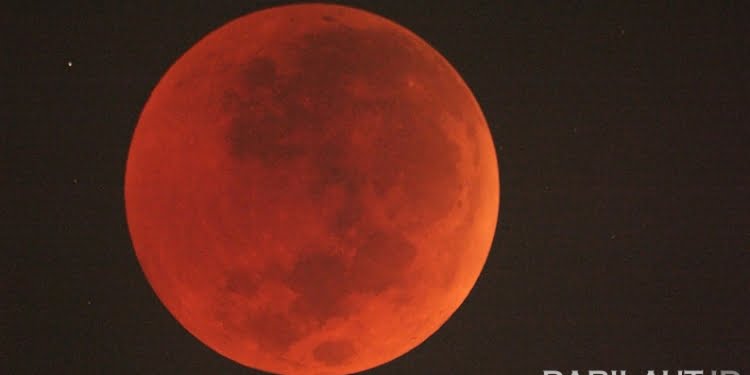 Gerhana Bulan Total, Perairan Teluk Manado Terlihat Tenang