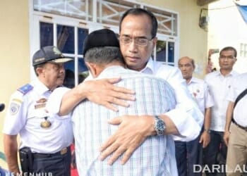Menteri Perhubungan Budi Karya Sumadi memeluk keluarga korban Kapal Motor Lestari Maju. FOTO: DOK. KEMENHUB