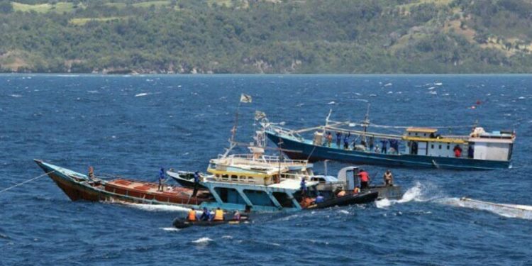 Foto: Penenggelaman Kapal Illegal Fishing di Bitung