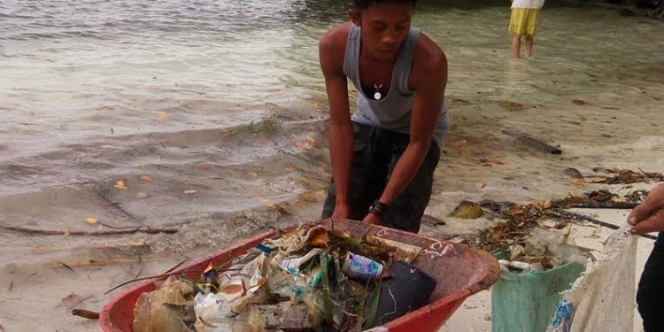 Wisatawan Mancanegara Soroti Sampah Plastik di Togean