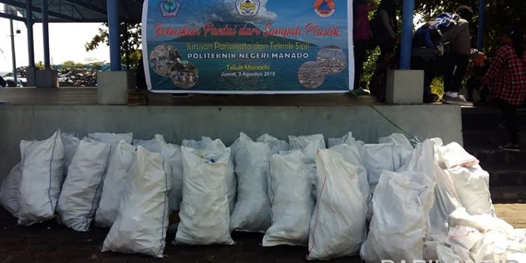 Hari Ini, 365 Karung Sampah Plastik Dibersihkan di Teluk Manado