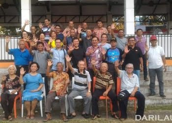 Lembaga adat, tetua dan sejumlah tokoh masyarakat suku Bantik mengadakan rapat terkait dengan reklamasi di pesisir Malalayang, Manado, Kamis (23/8). FOTO: DOK. ISTIMEWA