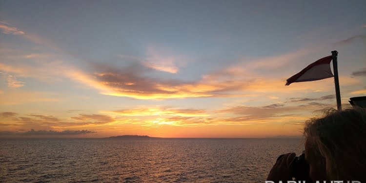 Memotret Sunset di Teluk Tomini