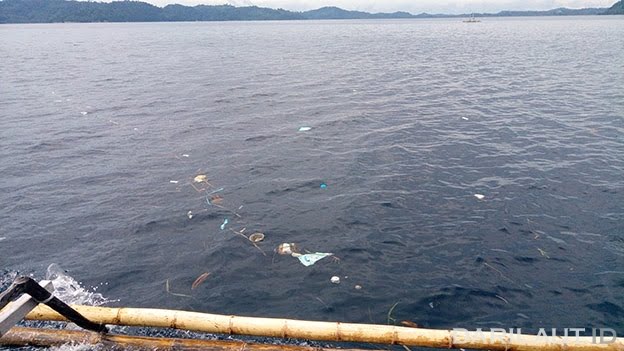 Memotret Sampah Plastik di Togean