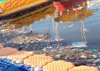 Memotret Sampah Plastik di Pantai Losari