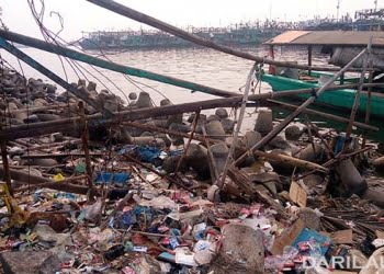 Memotret Sampah Plastik di Muara Angke