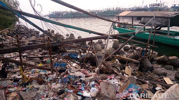 Memotret Sampah Plastik di Muara Angke