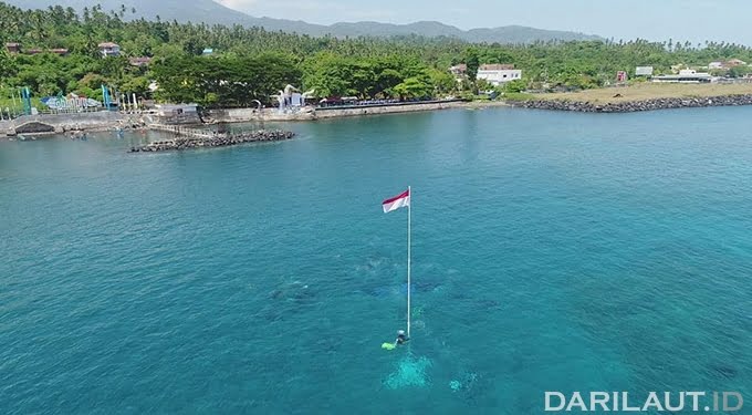 Foto: Pengibaran Bendera Merah Putih di Teluk Manado
