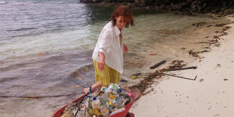 Wisatawan Mancanegara Bersihkan Sampah Plastik di Togean