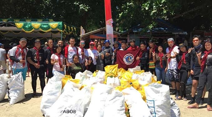Bersih Sampah Plastik di Bunaken