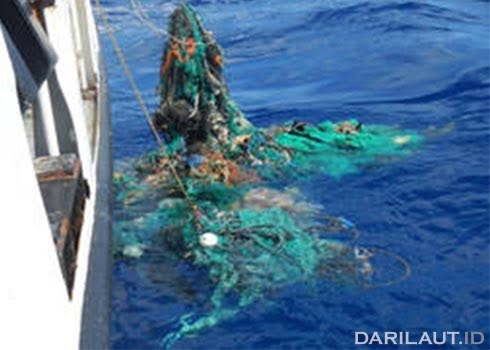 “Pulau” Sampah Plastik Kini Hampir Seluas Indonesia