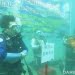 Direktur Politeknik Negeri Manado Evert Slat memimpin prosesi wisuda bawah laut, Selasa (18/9). FOTO: DOK. ISTIMEWA