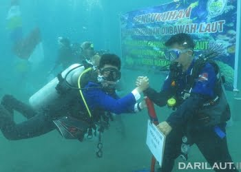 Politeknik Negeri Manado Wisuda Bawah Laut dan Penanaman Karang