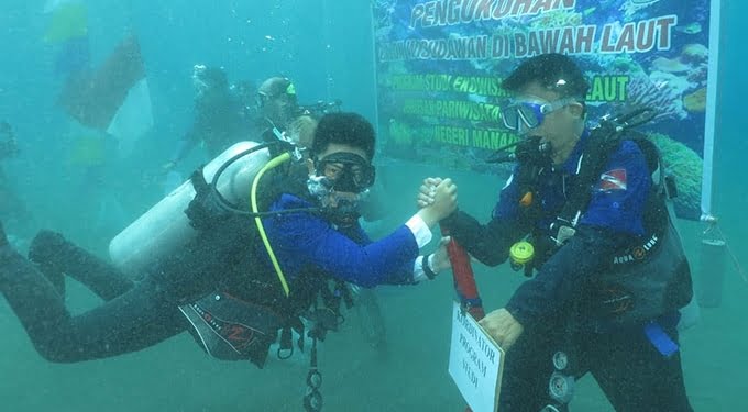 Politeknik Negeri Manado Wisuda Bawah Laut dan Penanaman Karang