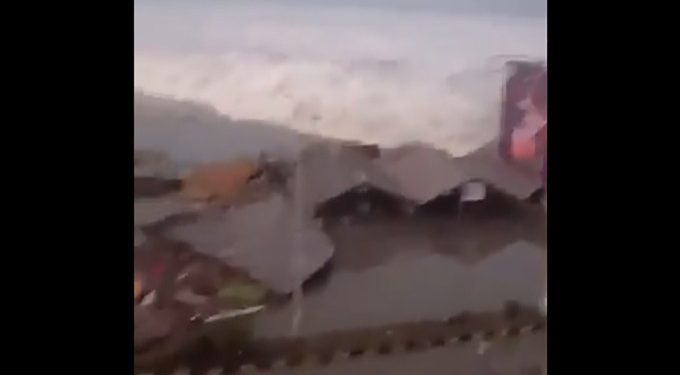 Tsunami di Pesisir Donggala dan Palu