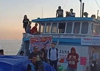 Kapal pinisi untuk misi kemanusiaan bencana gempa dan tsunami Palu-Donggala