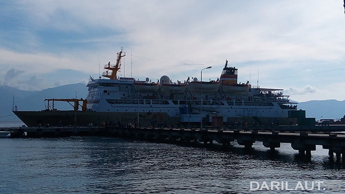 Kapal Pelni di Pelabuhan Pantoloan untuk melakukan evakuasi bagi warga korban gempa-tsunami di Palu.