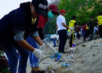 Gerakan Bersih Pantai di Labuan Bajo