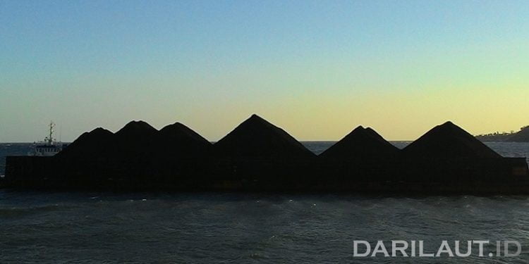 Kapal Kandas di Pelabuhan Ratu, Batu Bara Jatuh ke Laut