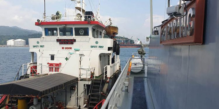TNI Angkatan Laut Tangkap Kapal Pengangkut BBM Ilegal