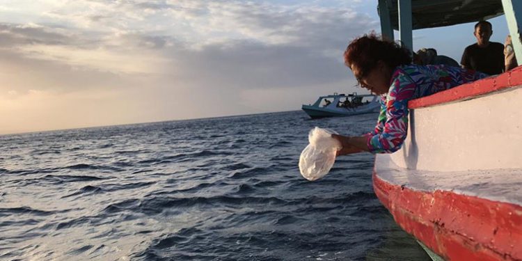 Ribuan Benih Lobster Dilepas di Perairan Pulau Menjangan