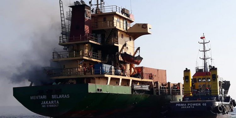 Kapal Mentari Selaras Terbakar di Perairan Sumba Timur