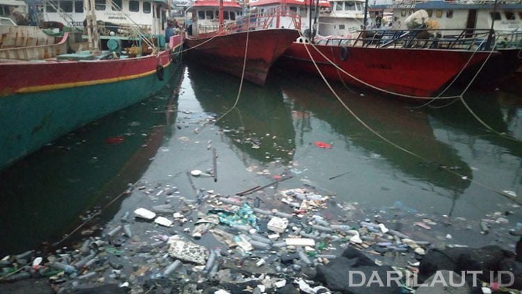Sampah plastik di laut. FOTO: DARILAUT.ID