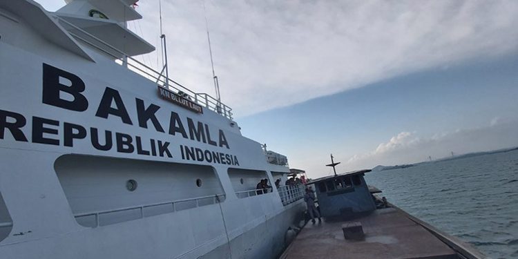 Bakamla Tangkap Kapal Kayu Muat BBM Ilegal