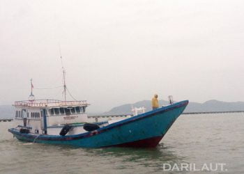 Setelah melakukan pengecekan dan pemeriksaan di SKPT Sebatik, kapal ikan bermesin dalam yang mengangkut komoditi perikanan menuju ke Tawau, Malaysia. FOTO: DARILAUT.ID