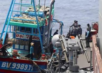KRI Tjiptadi-381 Tangkap 2 Kapal Ikan Vietnam Pelaku Illegal Fishing