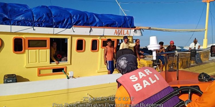 Kapal Aqila Terombang Ambing di Laut Bali