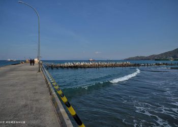 Kapal Yacht Sandar di Pelabuhan Tanah Ampo