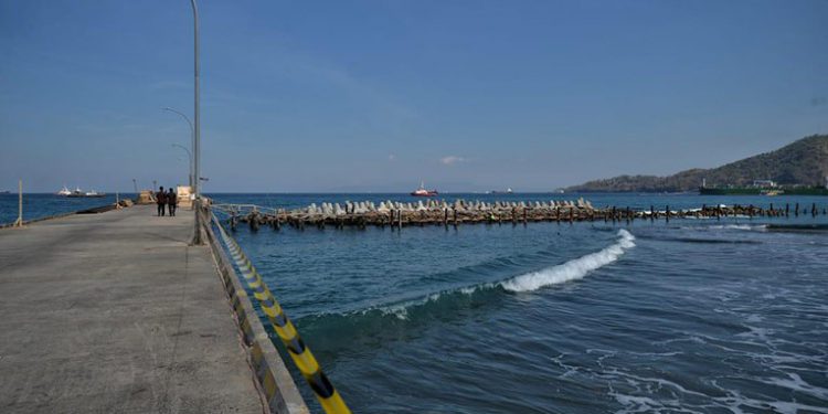 Kapal Yacht Sandar di Pelabuhan Tanah Ampo