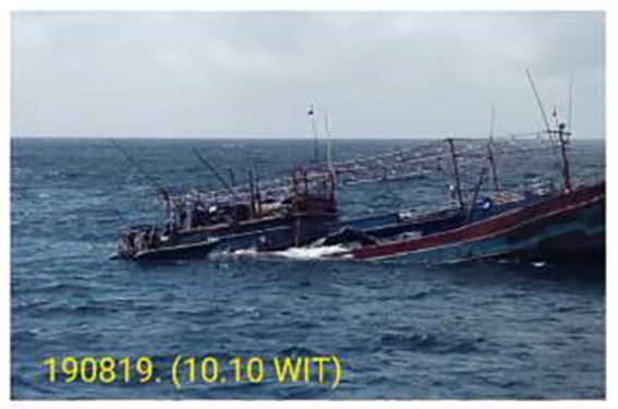 KRI Teluk Lada-521 Evakuasi Awak Kapal KM Mina Sejati