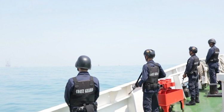 Kapal Patroli KPLP Siaga di Lokasi Tumpahan Minyak Pantai Utara Jawa