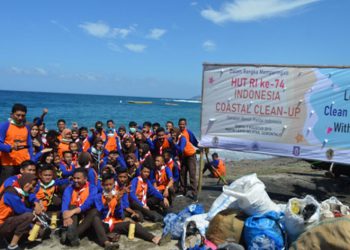 KLHK dan Pusat Kemaritiman UNG Bersihkan Sampah di Pantai Leato Selatan, Gorontalo