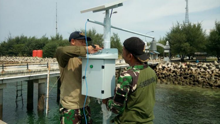 Pemasangan stasiun telemetri Pasang Surut di Pulau Nipa. FOTO: PUSHIDROSAL.ID