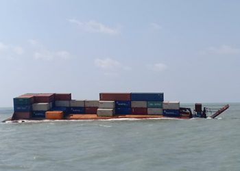 Tug Boat dan Tongkang Kandas di Perairan Tanjung Menjangan, 124 Kontainer Tenggelam