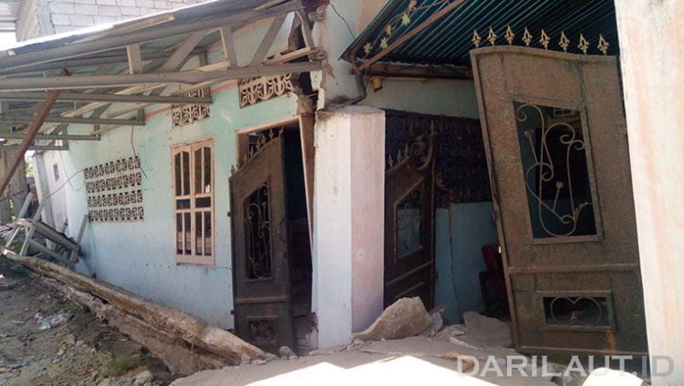 Ilustrasi rumah yang rusak karena gempabumi. FOTO: DARILAUT.ID
