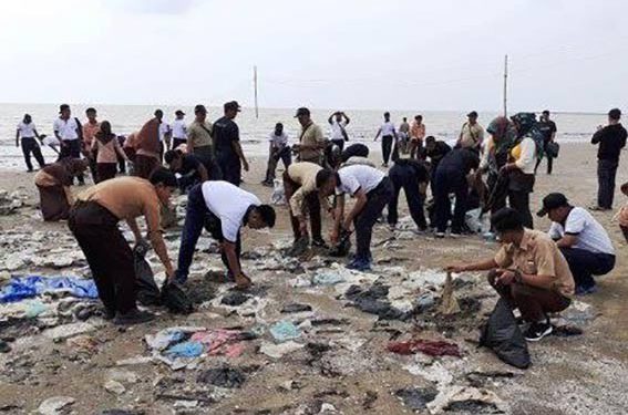 Prajurit Marinir dan Masyarakat Bersih Pantai di Sebatik