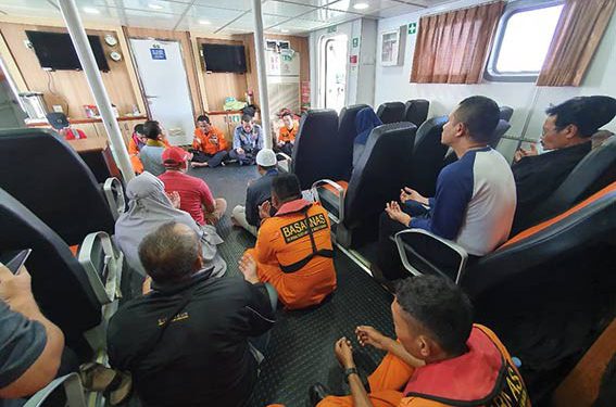 Keluarga Korban MV Nur Allya Doa Bersama di Laut Halmahera