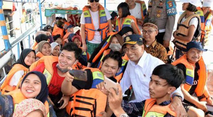 Kemenhub dan Alumni ITS Serahkan 1400 life jacket di Pelabuhan Kali Adem