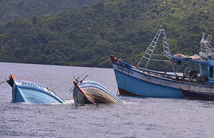Penenggelaman kapal ikan asing pelaku illegal fishing di Natuna Kepulauan Riau, Sabtu (11/5/2019). FOTO: KKP