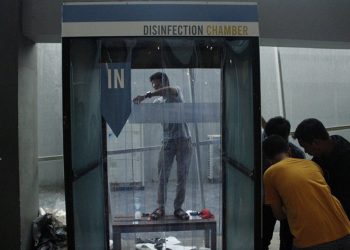 Simulasi penggunaan disinfection chamber saat diluncurkan di Gedung Pusat Robotika ITS. FOTO: ITS.AC.ID