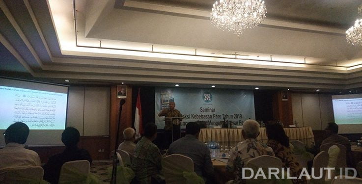 Pers Tanpa Kenal Lelah Memberitakan Pandemi Covid-19