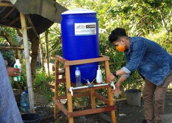 Cegah Covid-19, AMSI Sulbar dan AJI Mandar Bagikan Tempat Cuci Tangan